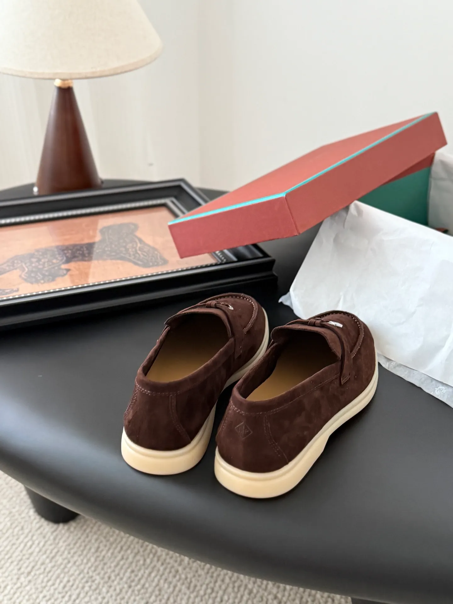 👟👟Ex-factory price 480👟👟 Top-quality double-layered genuine leather loafers. The quality is authentic. LP only sells high-end versions. Summer walk only has O pairs and countless pairs. The aesthetics and choice of shoes are also a kind of self-expression. Loro captures me with the comfort of walking on clouds. It adapts to the comfortable and relaxed state of wearing on weekdays, allowing i people to shuttle freely in relaxation and leisure. Double-layer leather on the upper, sheepskin lining Original outsole Size: 35-44